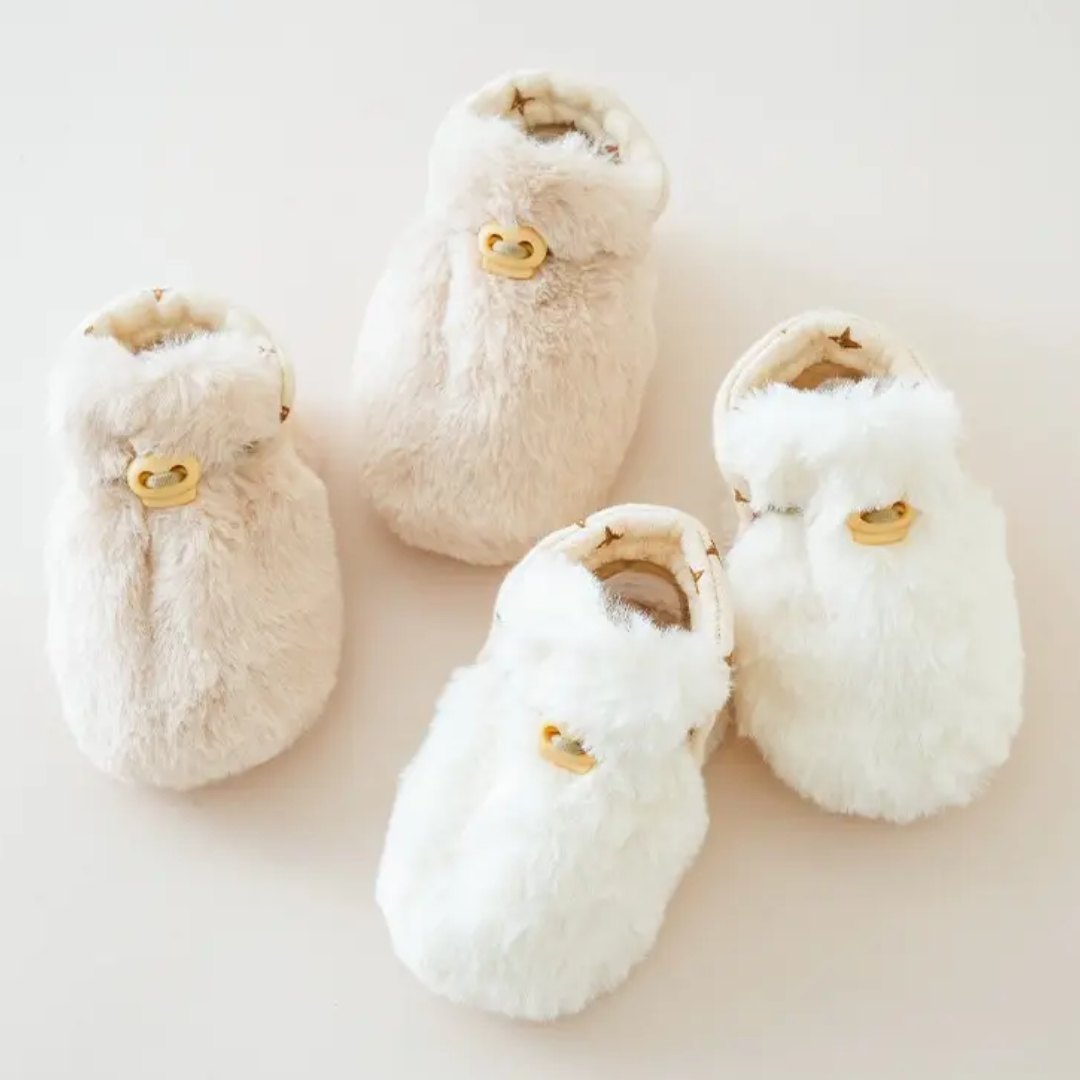 Flauschige Sockenschuhe für Babys