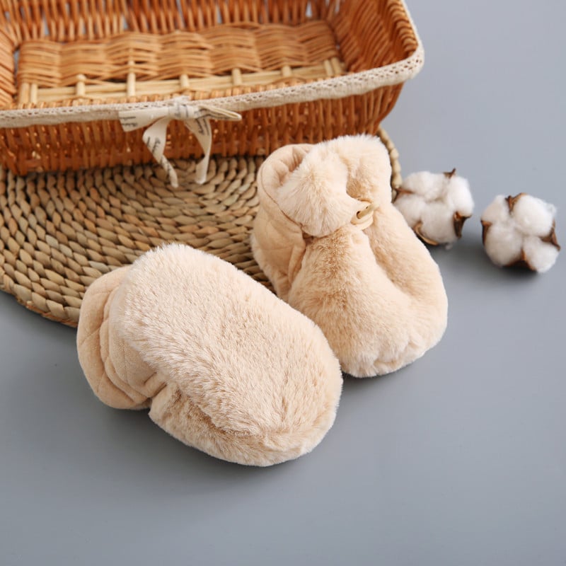 Flauschige Sockenschuhe für Babys
